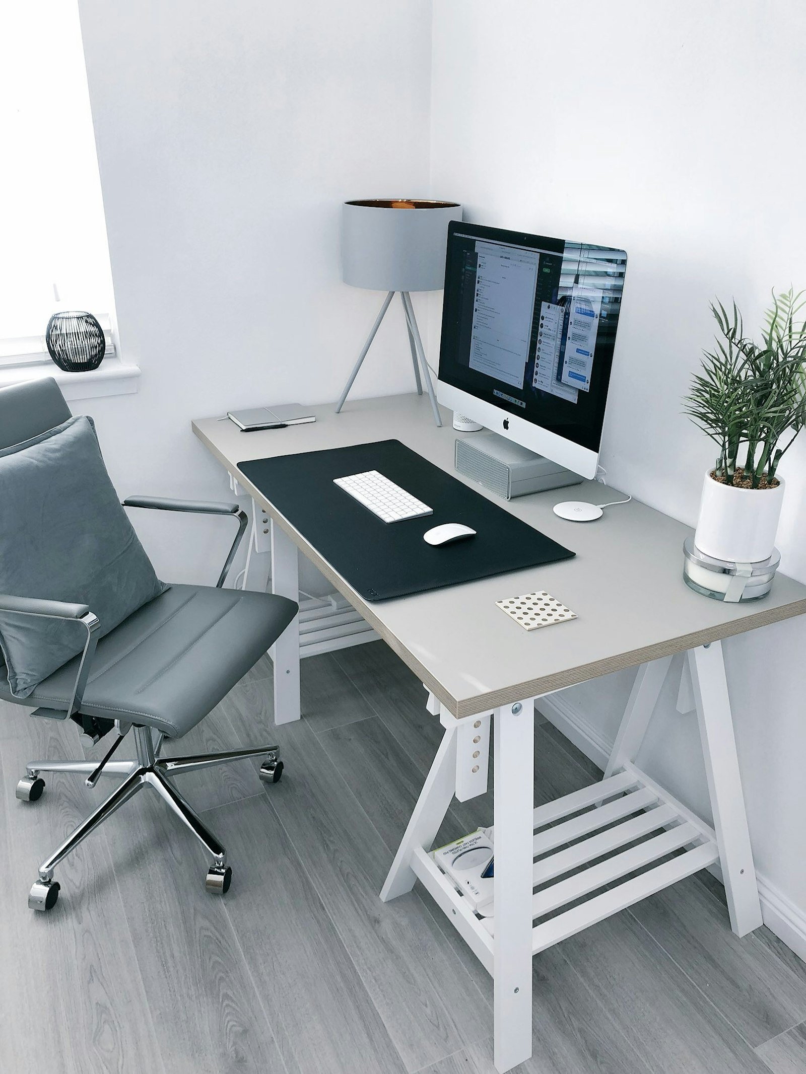 Escritório tranquilo com mesa limpa
